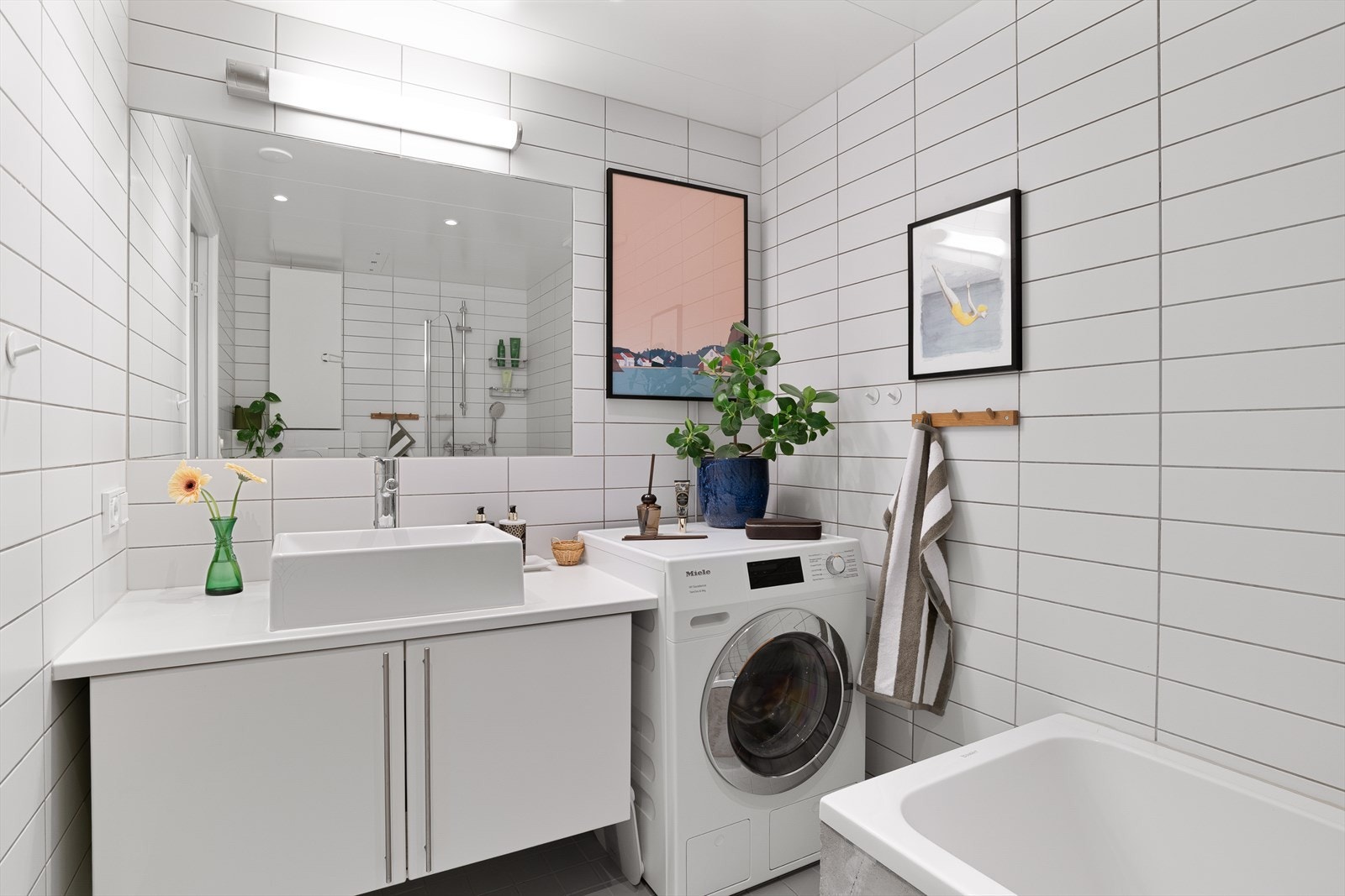 Badet i leiligheten har varmekabler i gulv. Galleribilde