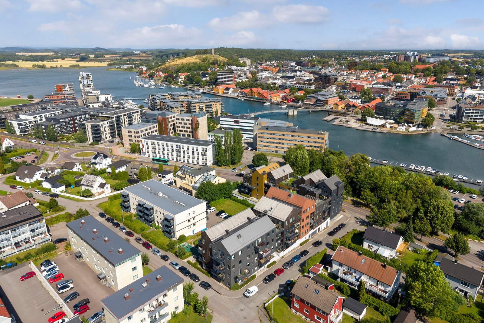 Populære Tønsberg brygge ligger kun få minutter fra boligen. Her kan du nyte båtlivet, rusle langs vannkanten eller besøke et stort utvalg av restauranter, kafeer og barer. Galleribilde