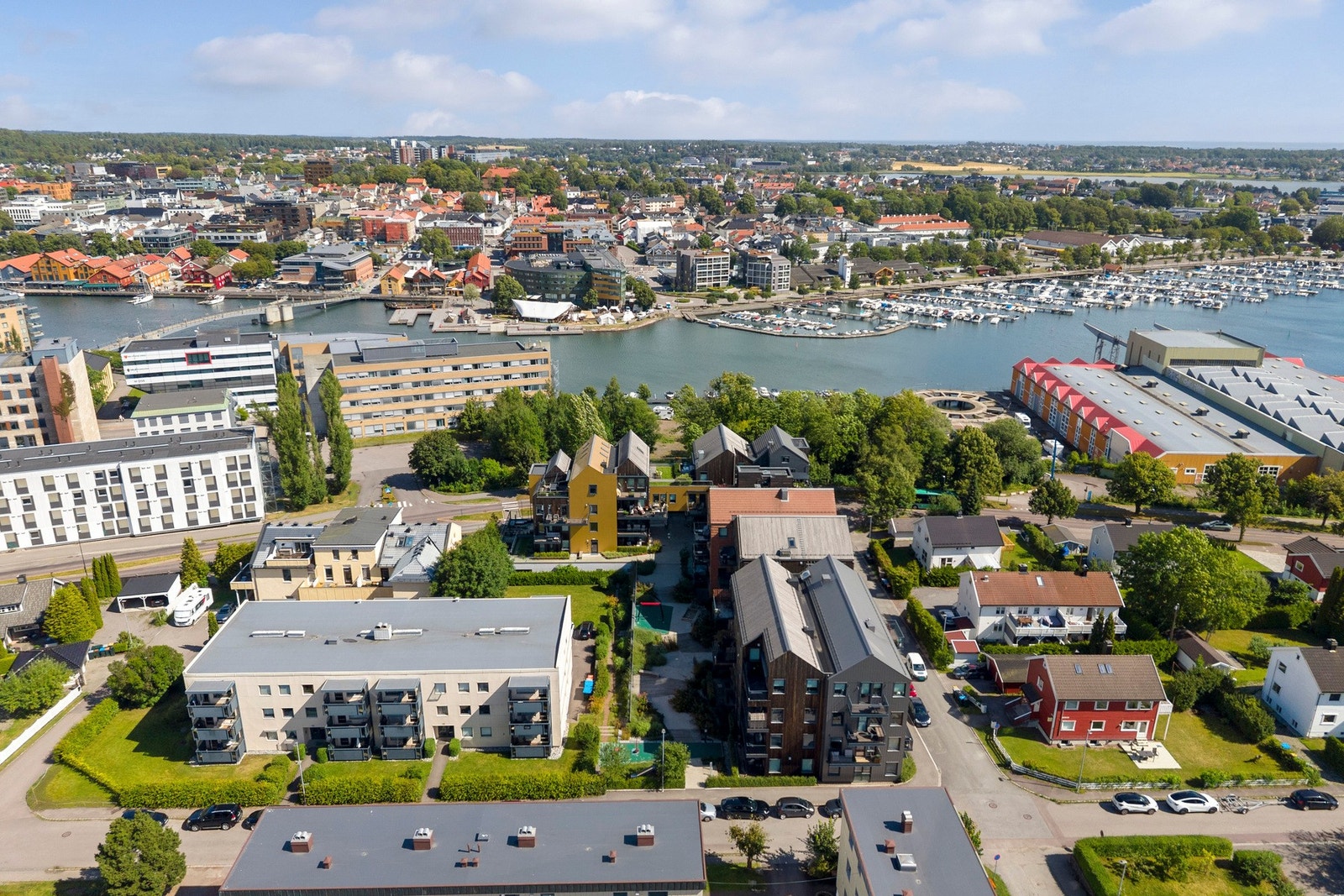 Beliggenheten er attraktiv, med kort vei til sjø, sentrum og fine turområder. Galleribilde