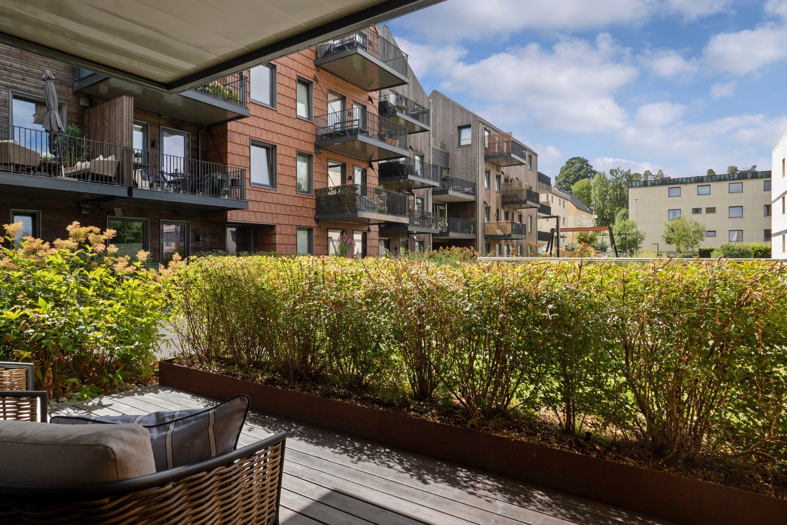 Terrassen ligger godt i le for vinden, og har hekk som skjermer for innsyn. Galleribilde