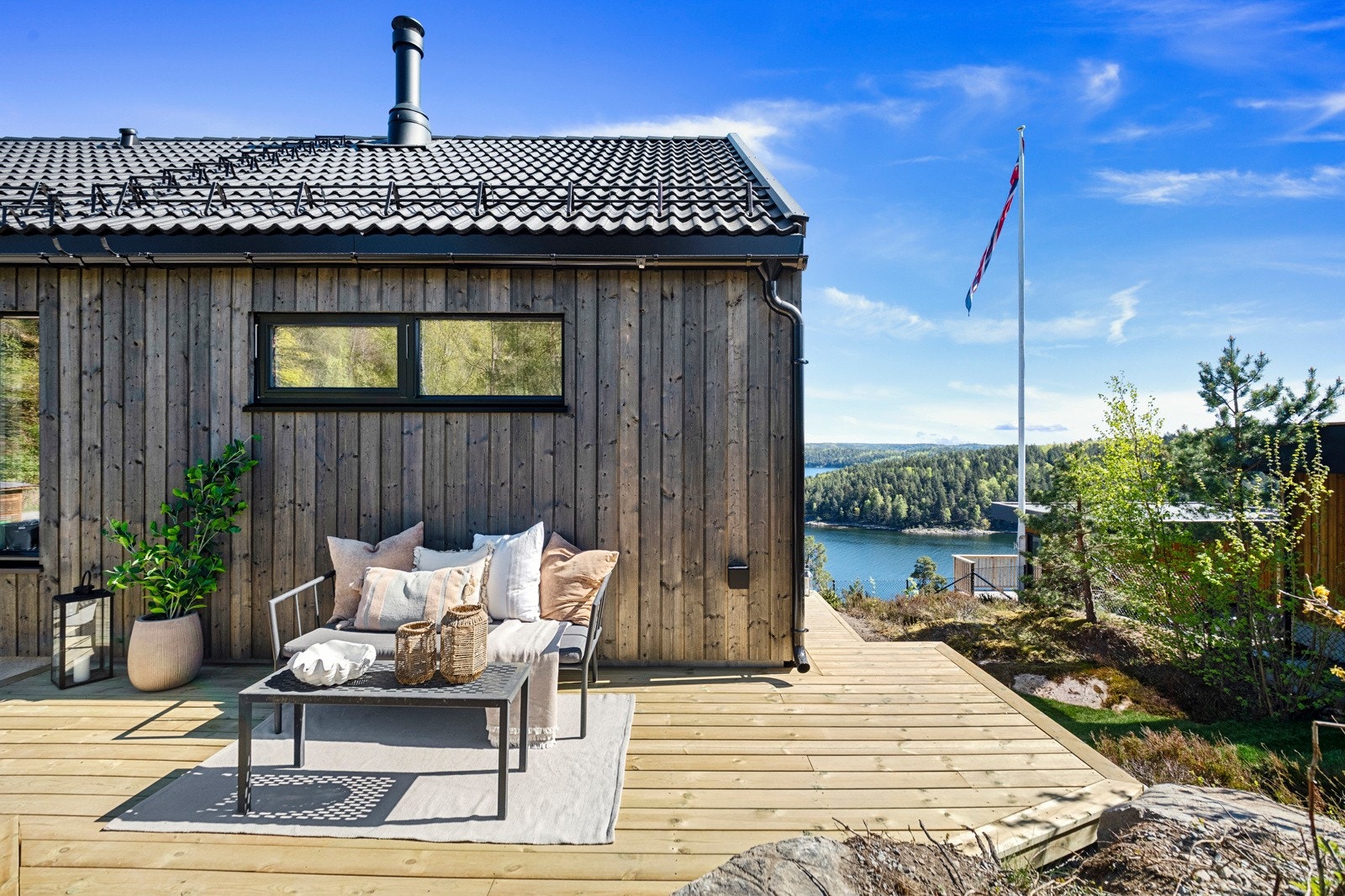 Solrik og usjenert uteplass. Galleribilde