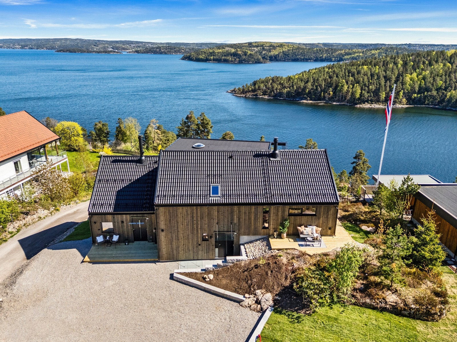Nyoppført tomannsbolig med panoramautsikt over Oslofjorden. Galleribilde