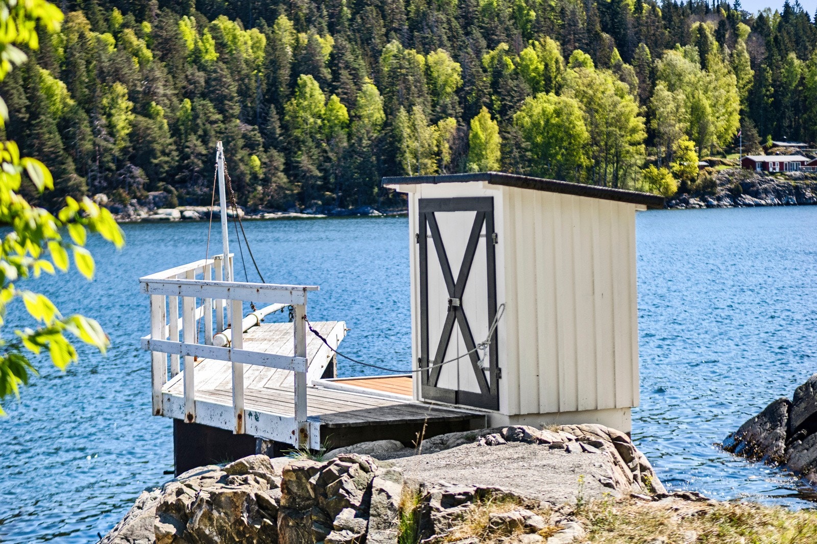 Brygge og naust nede ved Oslofjorden. Galleribilde