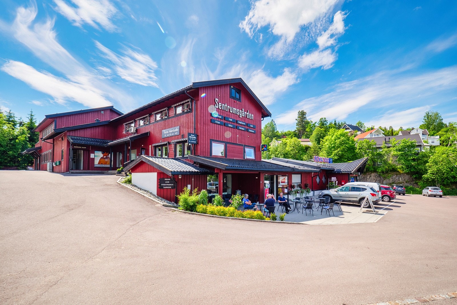 Åros nærsentrum med div. forretninger. Galleribilde