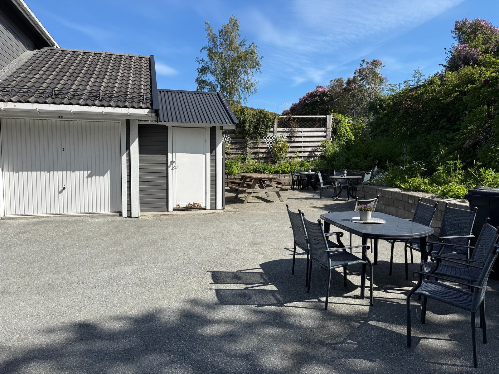 Felles, møblert uteplass for beboerne. Galleribilde