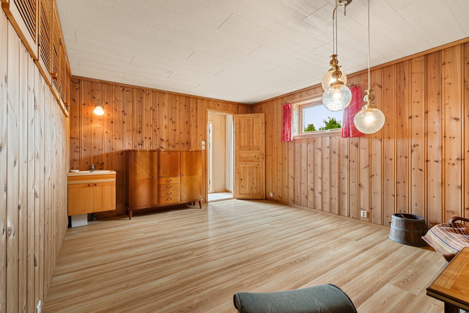 Underetasjen har egen inngang uten tilkomst fra hoveddelen og inneholder en kjellerstue med panelvegger og laminatgulv samt belegg. Galleribilde