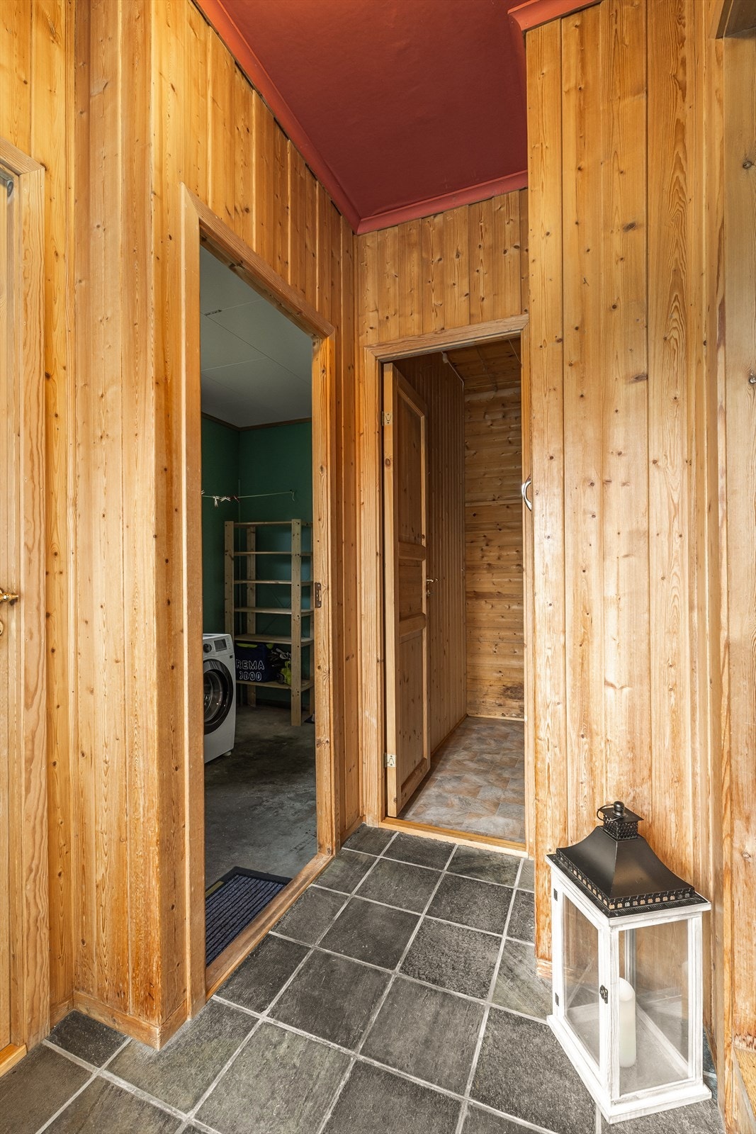 Videre inn finner du toallettrom, vaskerom og en meget praktisk innvendig bod. Galleribilde