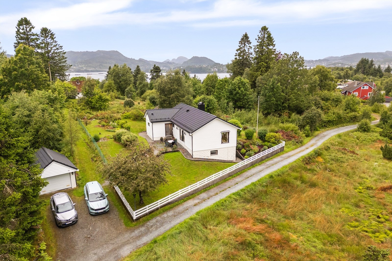 Alt i alt er dette en flott familiebolig med stort potensiale, beliggende i et svært naturskjønn og familievennlig område. Galleribilde