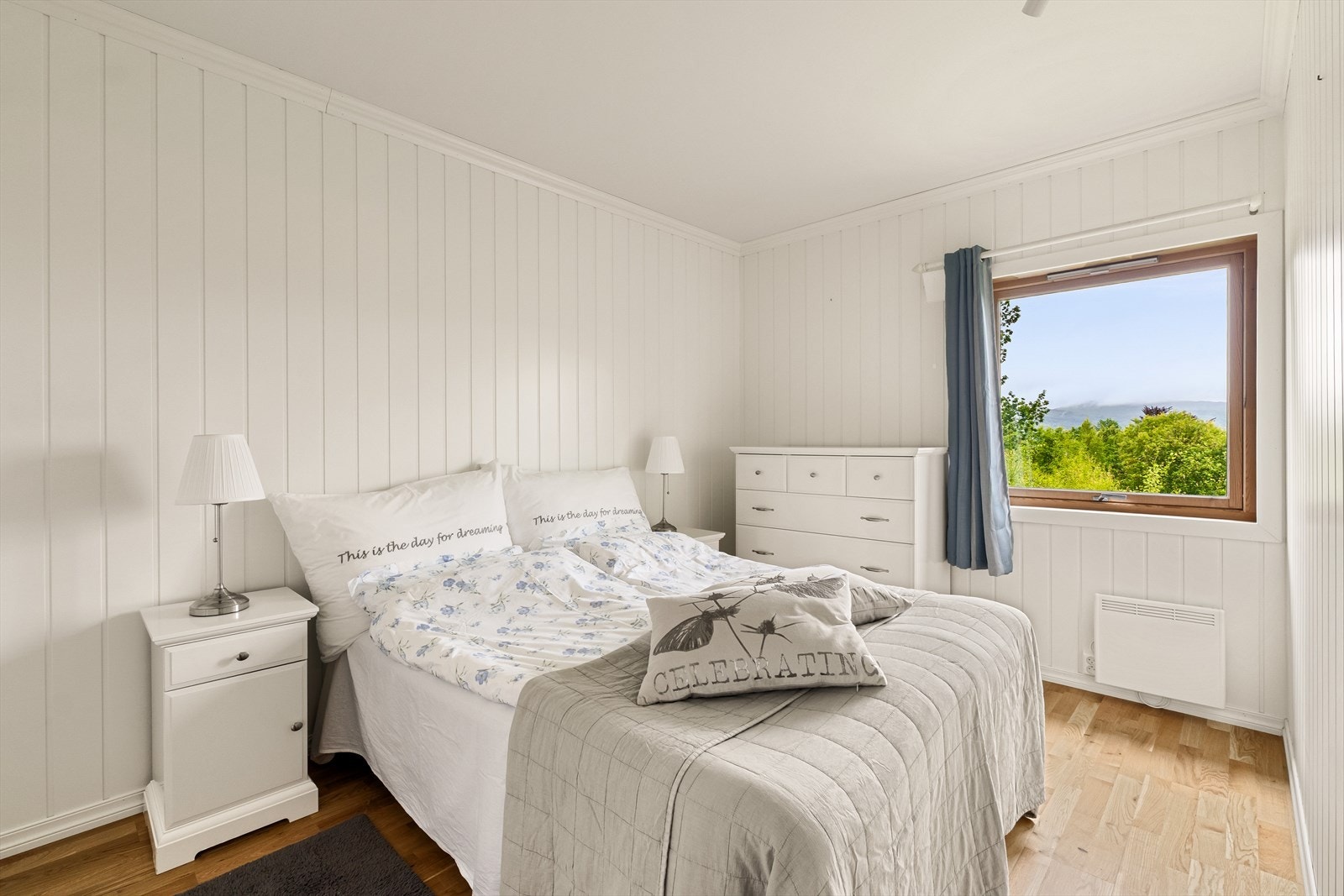 Hovedetasjen innehar tre romslige soverom hvor det er god plass til å innrede med stor seng, nattbord og annet ønsket møblement. Galleribilde