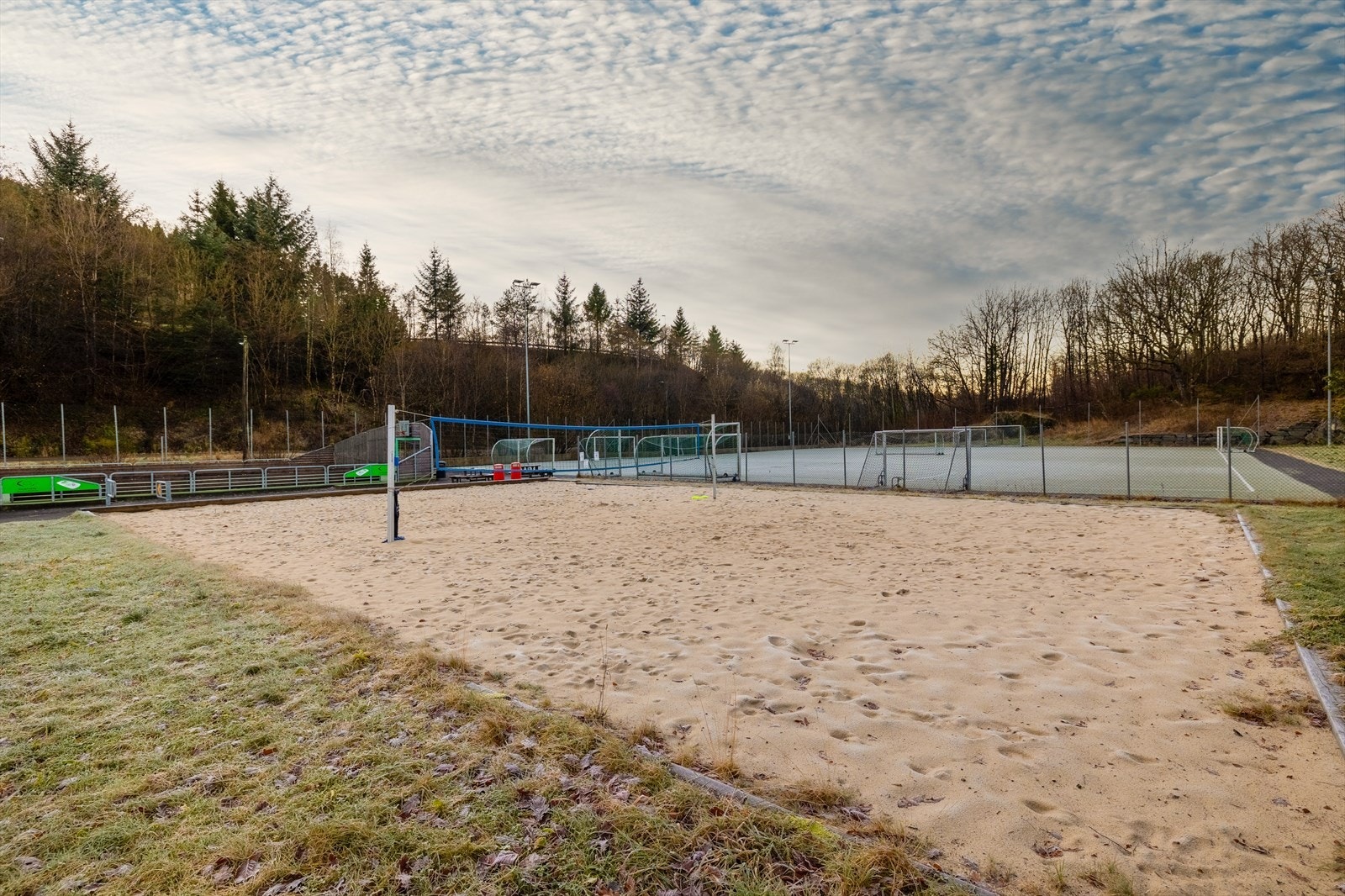 Det er også flott anlegg ved Tellevik idrettspark med bla. kunstgressbane og sandvolleyballbane. Galleribilde