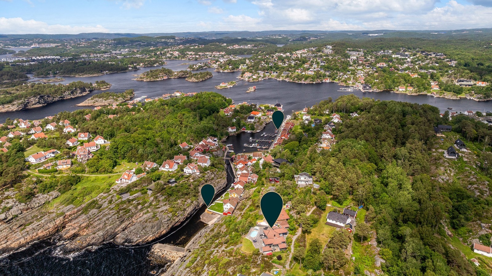 Den øverste pilen peker på båtplass som er eiet og følger hytten, den til venstre på leid båtplass Galleribilde