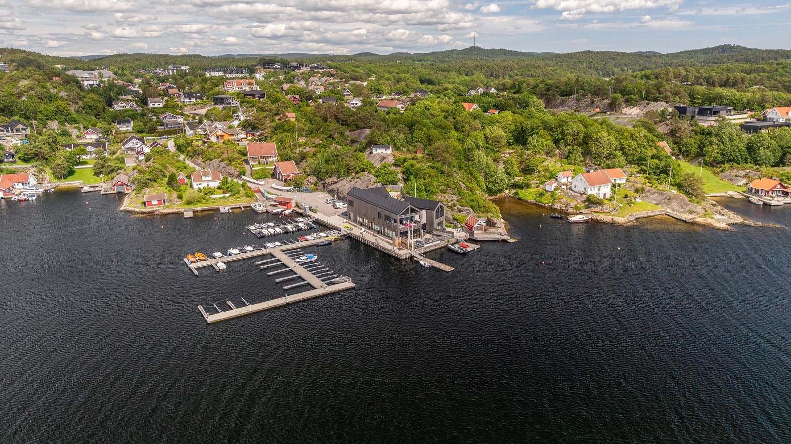 Kort vei til Tømmerstø med drivstoff, parkeringmuligheter, sommeråpen restaurant og bussforbindelser. Galleribilde