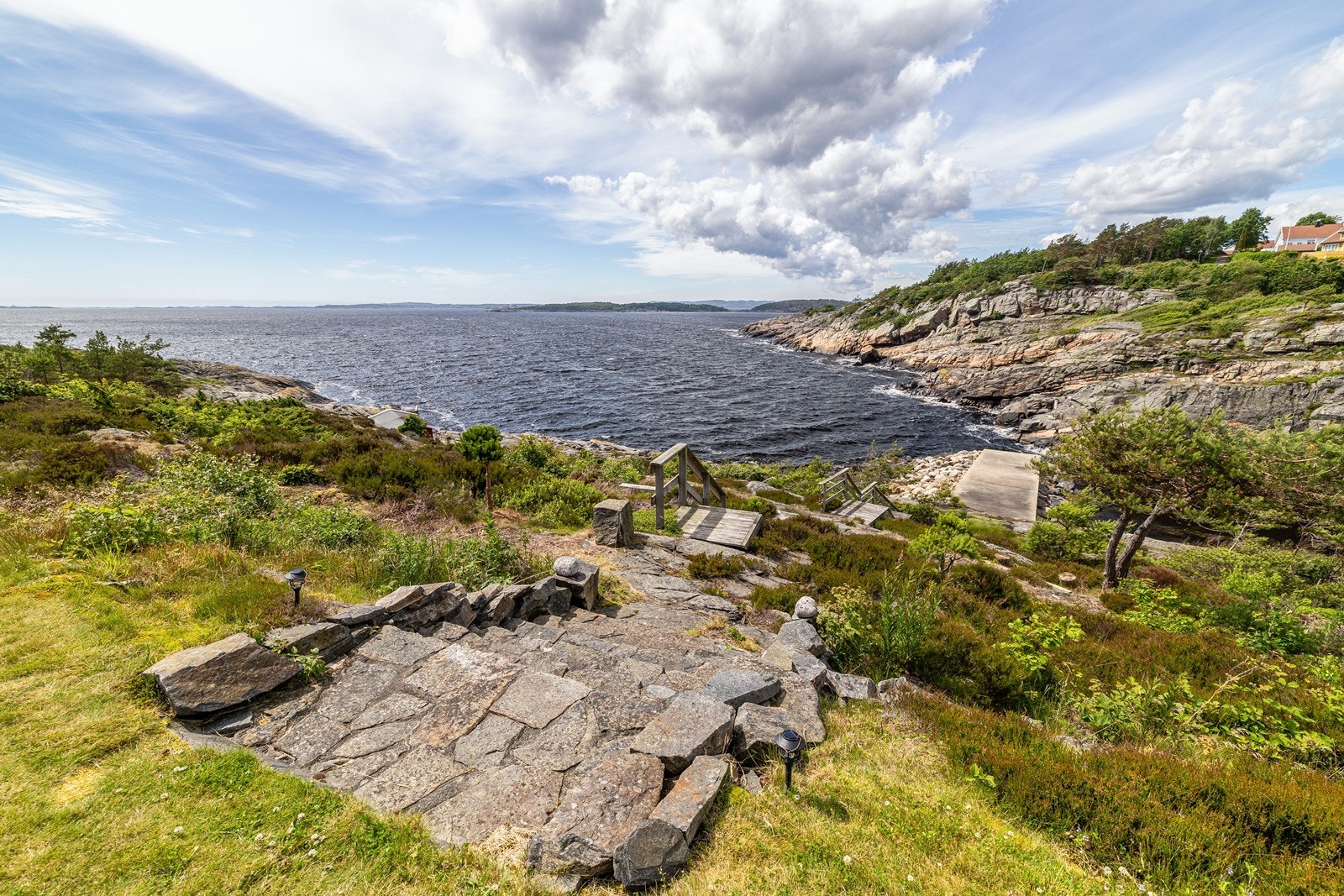 Fra tomten er det trapp som tar deg ned til sjøen Galleribilde