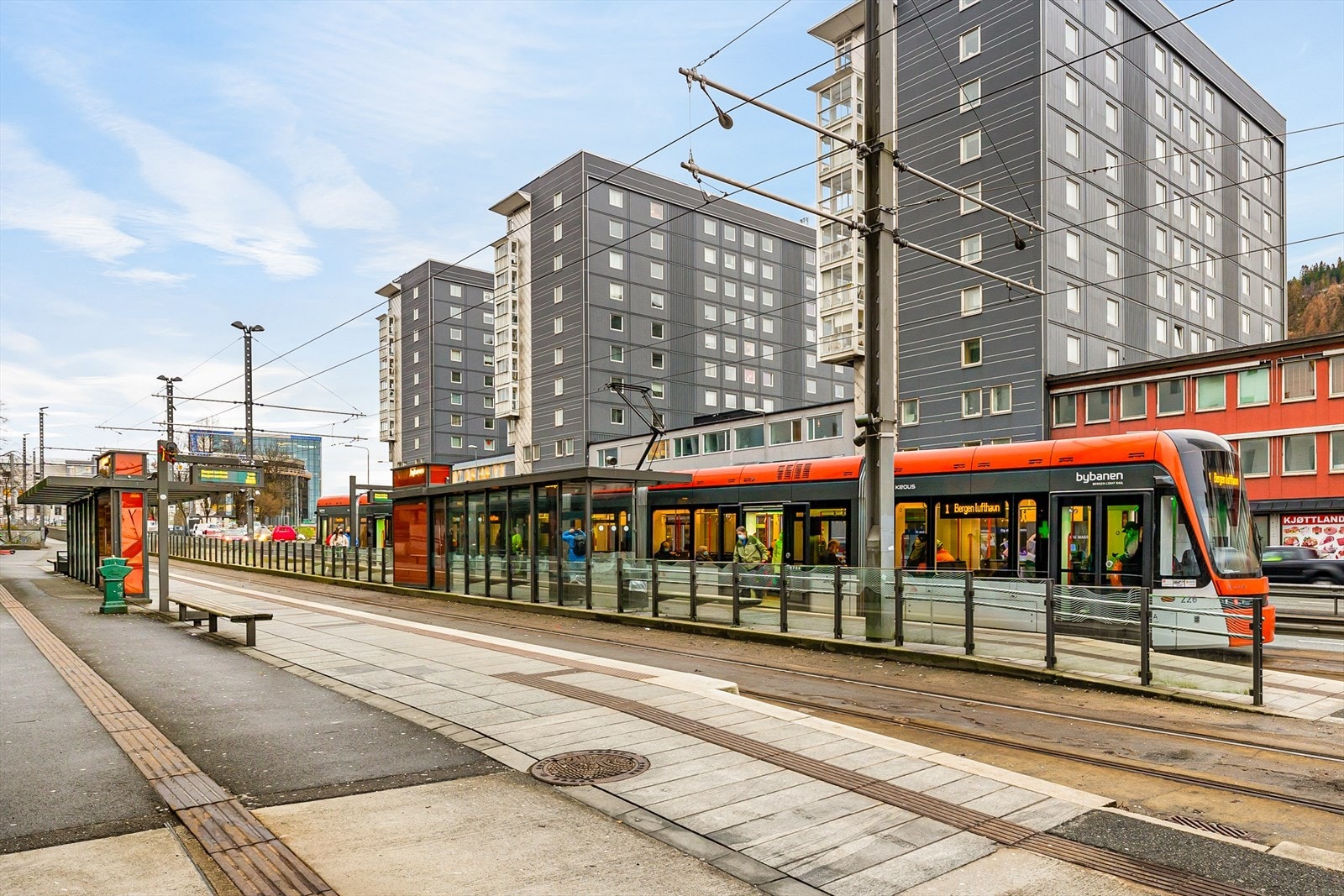 Danmarksplass ligger kun ca. 10 minutters gange unna, med bybanestopp og hyppige avganger mot Bergen sentrum, Fana og Bergen lufthavn Galleribilde