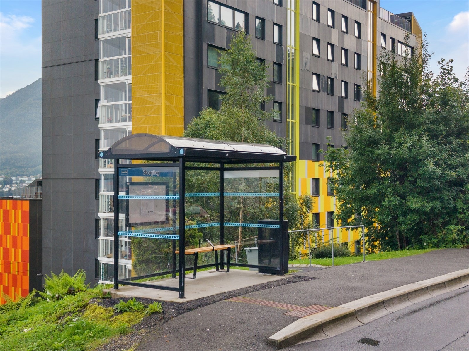 Rett ved boligen finner du busstopp for linje 10, med hyppige avganger til Mulen via sentrum og til Wergeland i motsatt retning Galleribilde