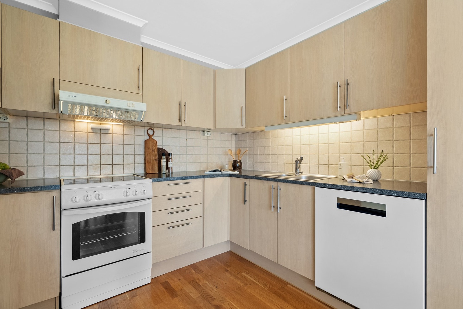 Kjøkkenet byr på god skap- og benkeplass som gir en praktisk og funksjonell løsning for en ryddig hverdag Galleribilde