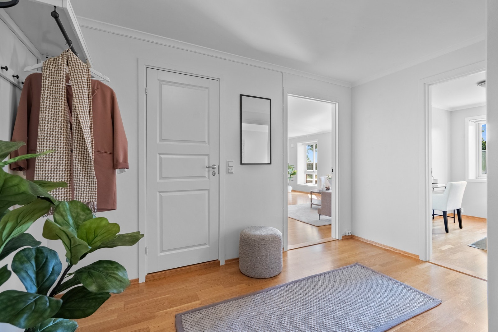 En lys, åpen og innbydende entré ønsker deg velkommen hjem og gir et godt førsteinntrykk Galleribilde