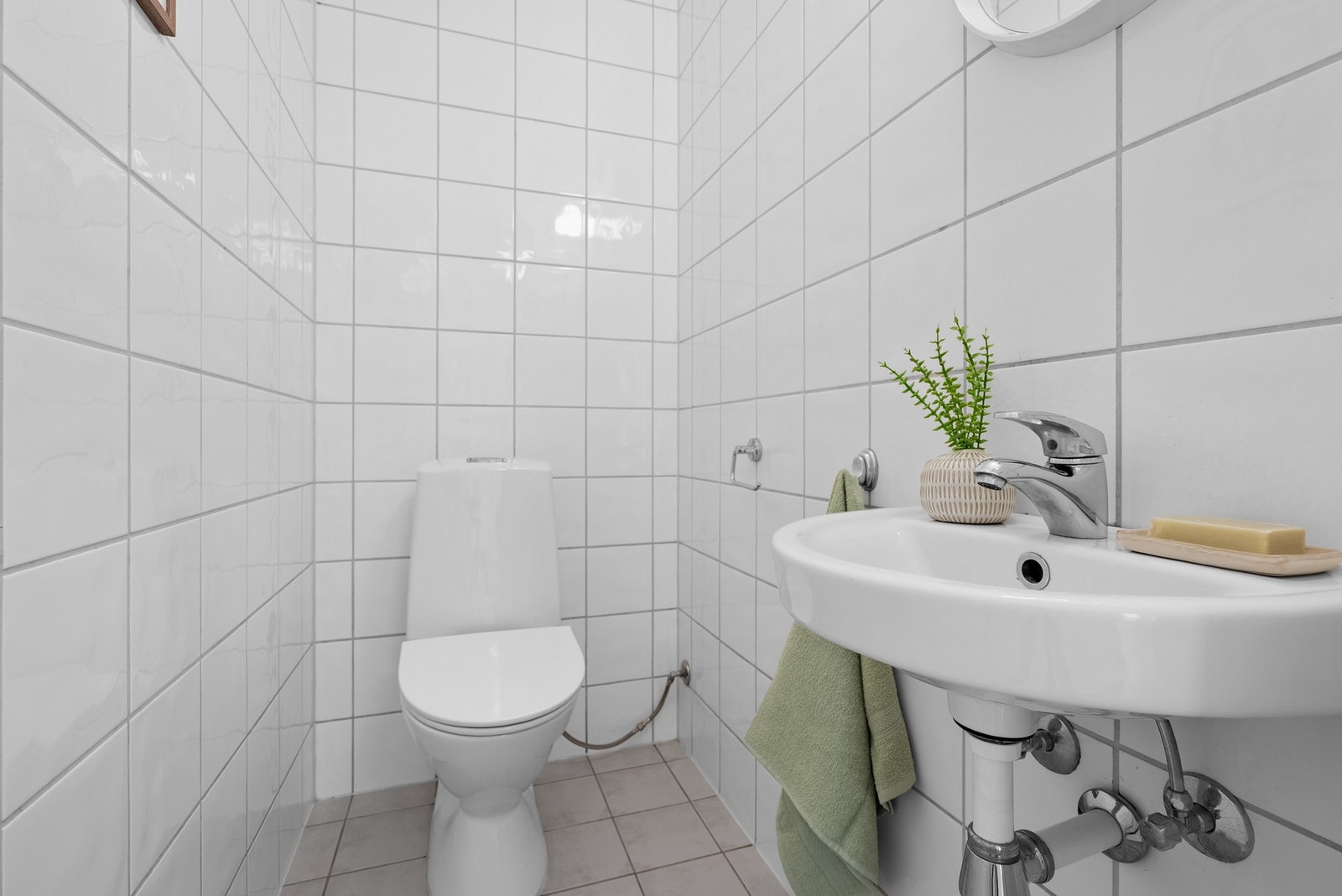 Separat toalett ligger praktisk plassert vegg i vegg med badet, med enkel adkomst fra entréen Galleribilde