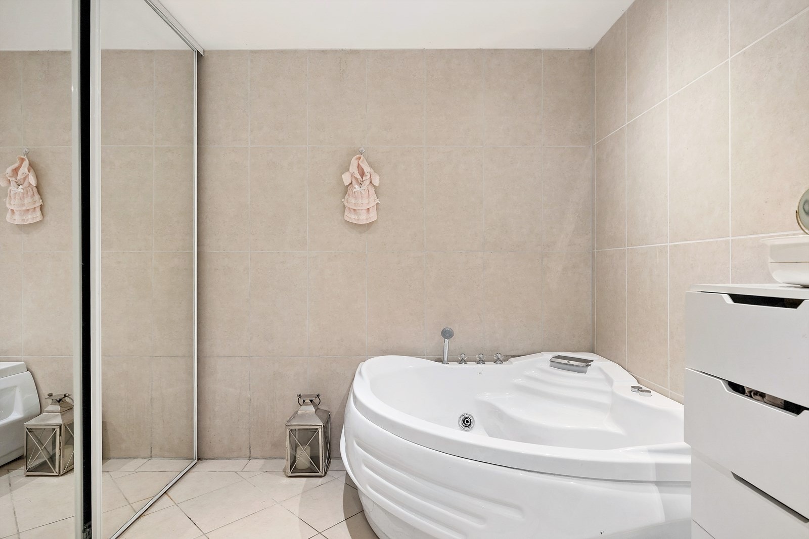 Badet er også utstyrt med et boblekar for ekstra komfort. Galleribilde