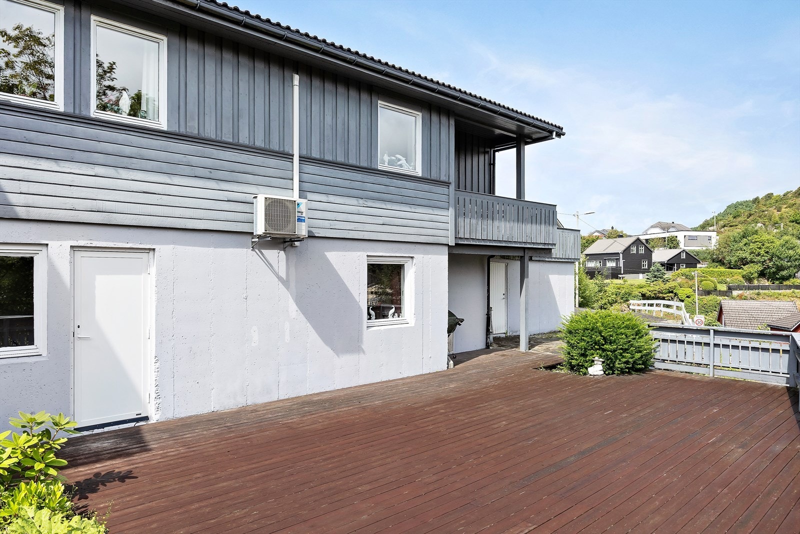 Fra underetasjen er det utgang til en stor, usjenert terrasseplatting. Galleribilde