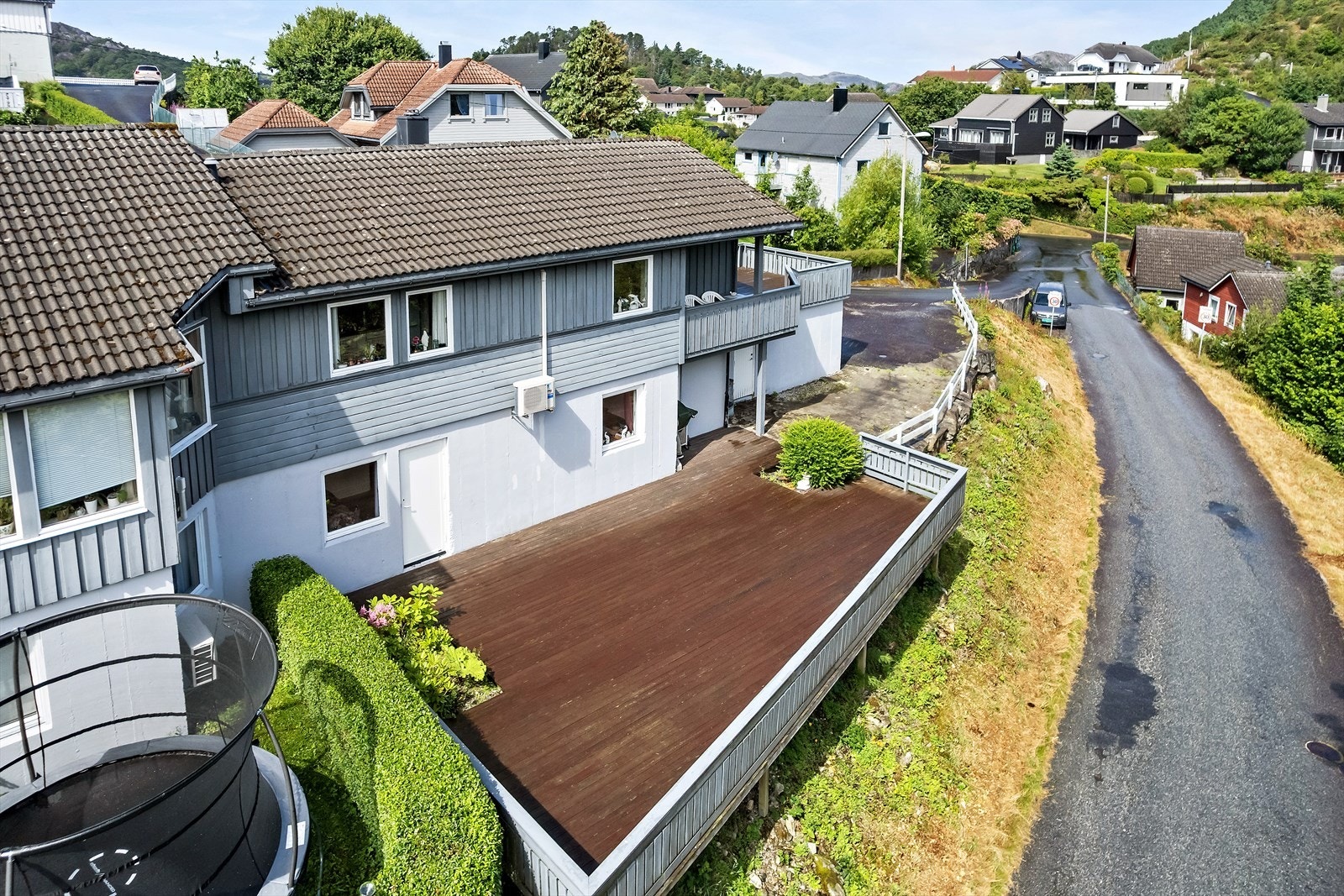 Terrasseplattingen er oppført i tre og ligger på bakkeplan. Galleribilde