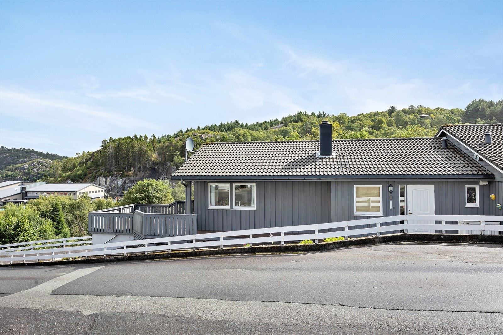 Boligen har en fin beliggenhet i et etablert og barnevennlig boligområde. Galleribilde