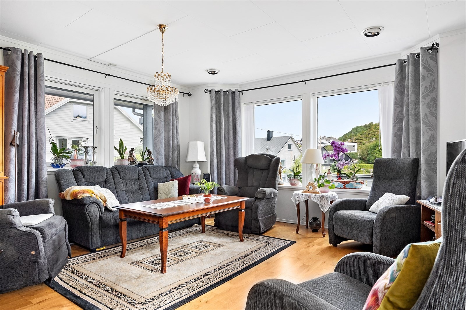 Store vindusflater gir godt med naturlig lys inn i oppholdsrommet. Galleribilde