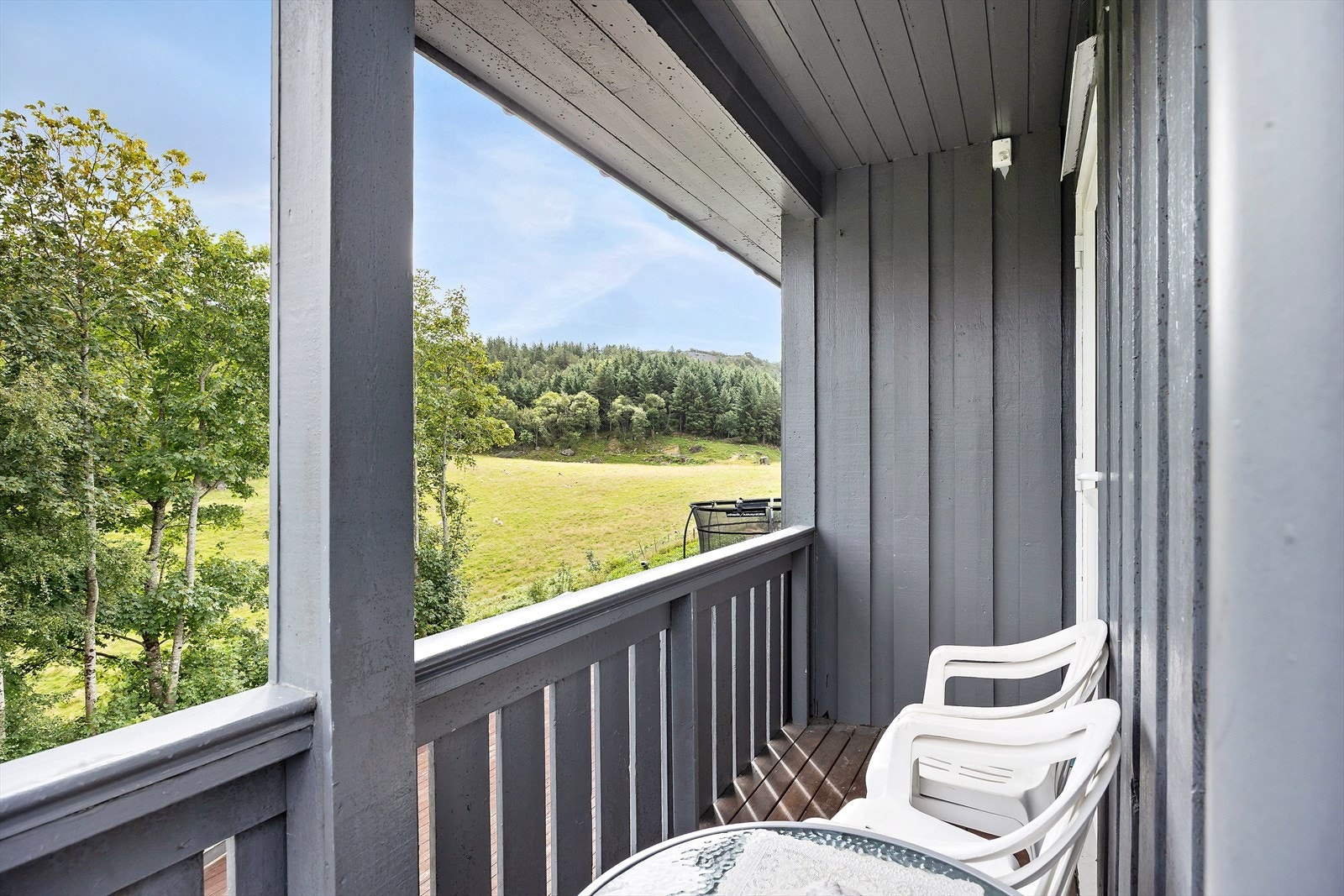 Overbygd balkong med utgang fra stuen. Galleribilde