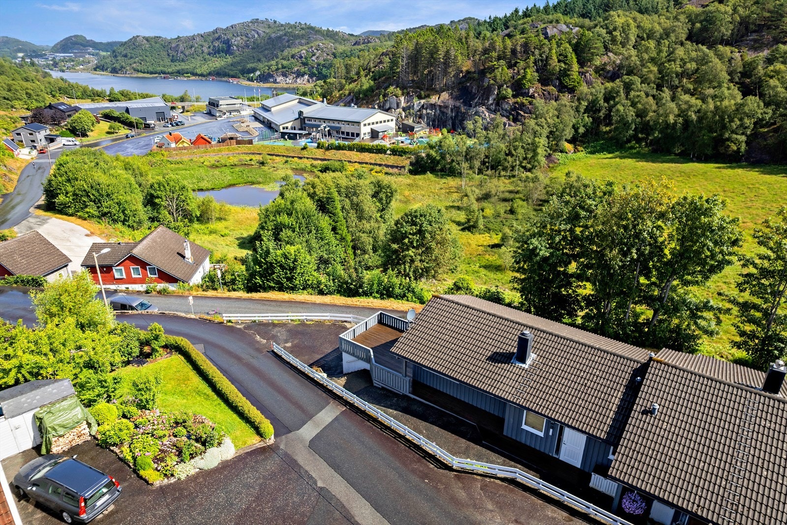 Kort avstand til jernbanestasjon, bussforbindelse og dagligvarebutikk. Galleribilde