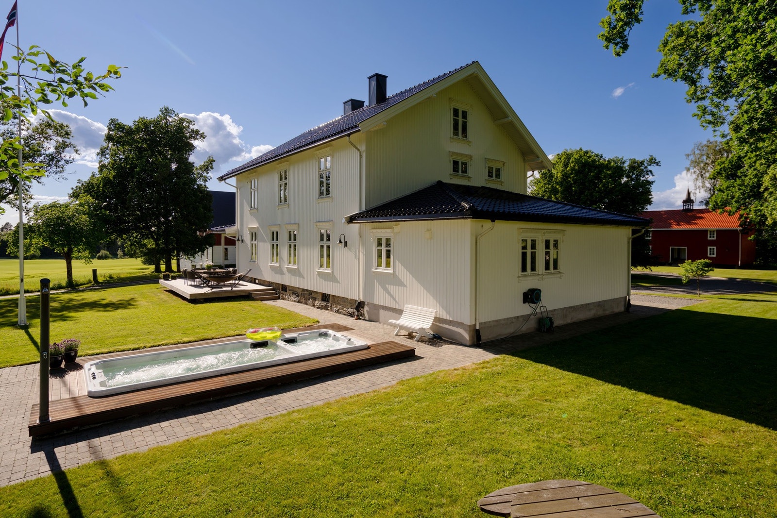 Flotte uteplasser med jaccuzzi og motstrømsbasseng. Utmerkede solforhold. Galleribilde