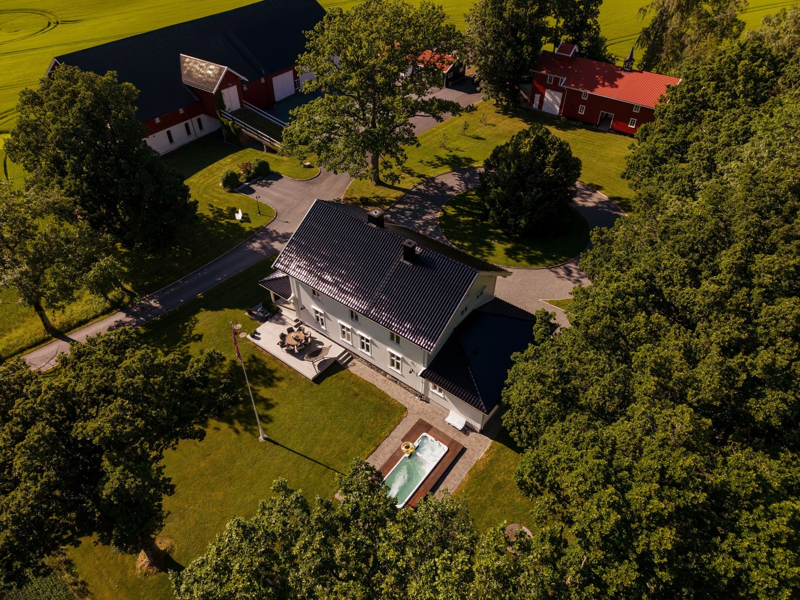 Eiendommen består av enebolig, driftsbygg, firedobbel garasje og en eldre låve. Tomten er på ca. 7 mål. Det er ikke drift på eiendommen. Galleribilde