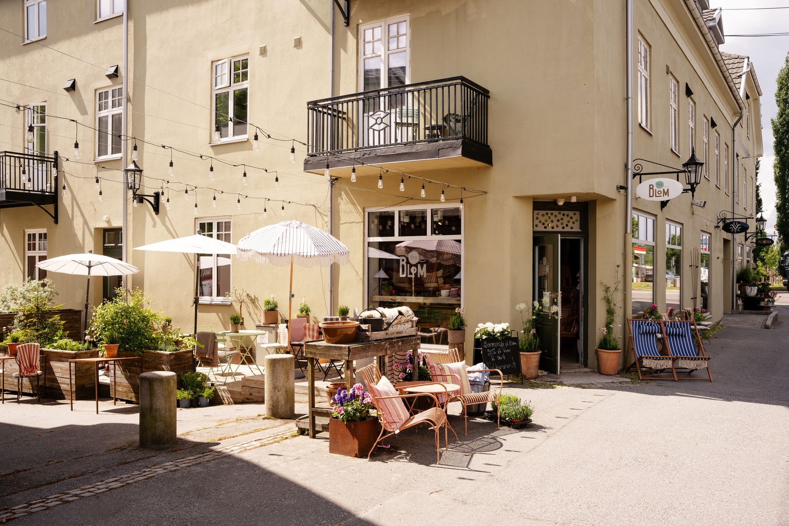 Rakkestad sentrum ligger under en kilometer fra eiendommen. Her har du koselige butikker, kafe, legesenter mv. Galleribilde