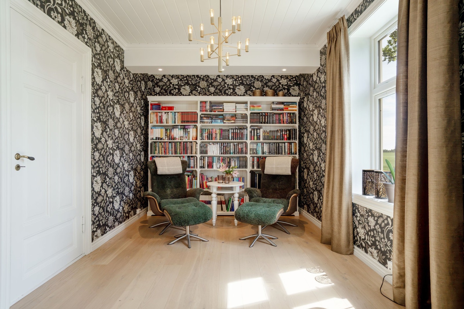 Stue nr. 1 brukes i dag som et lite bibliotek. Galleribilde