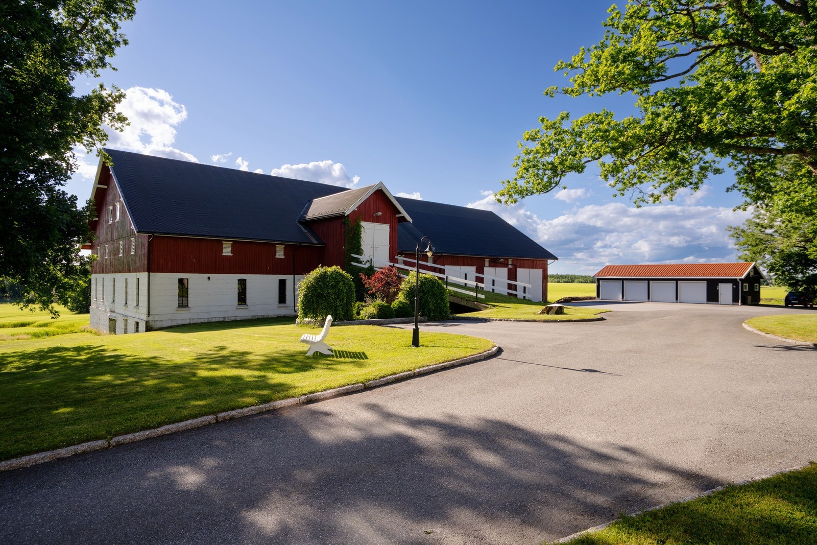 Låve med mye lagringsplass. Vedlikeholdsbehov. Garasjen med fire plasser + lagringsareal Galleribilde