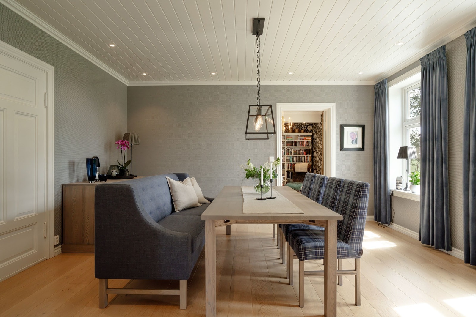 Spisestuen er lys og romslig og med god plass til spisegruppe eller langbord. Galleribilde