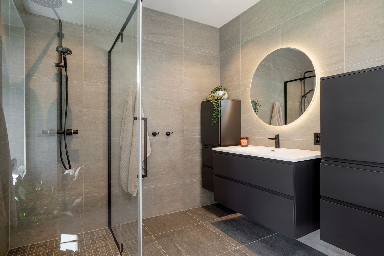 Badet i 2. etasje er oppgradert i 2023 og har en lekker, moderne utførelse. Galleribilde