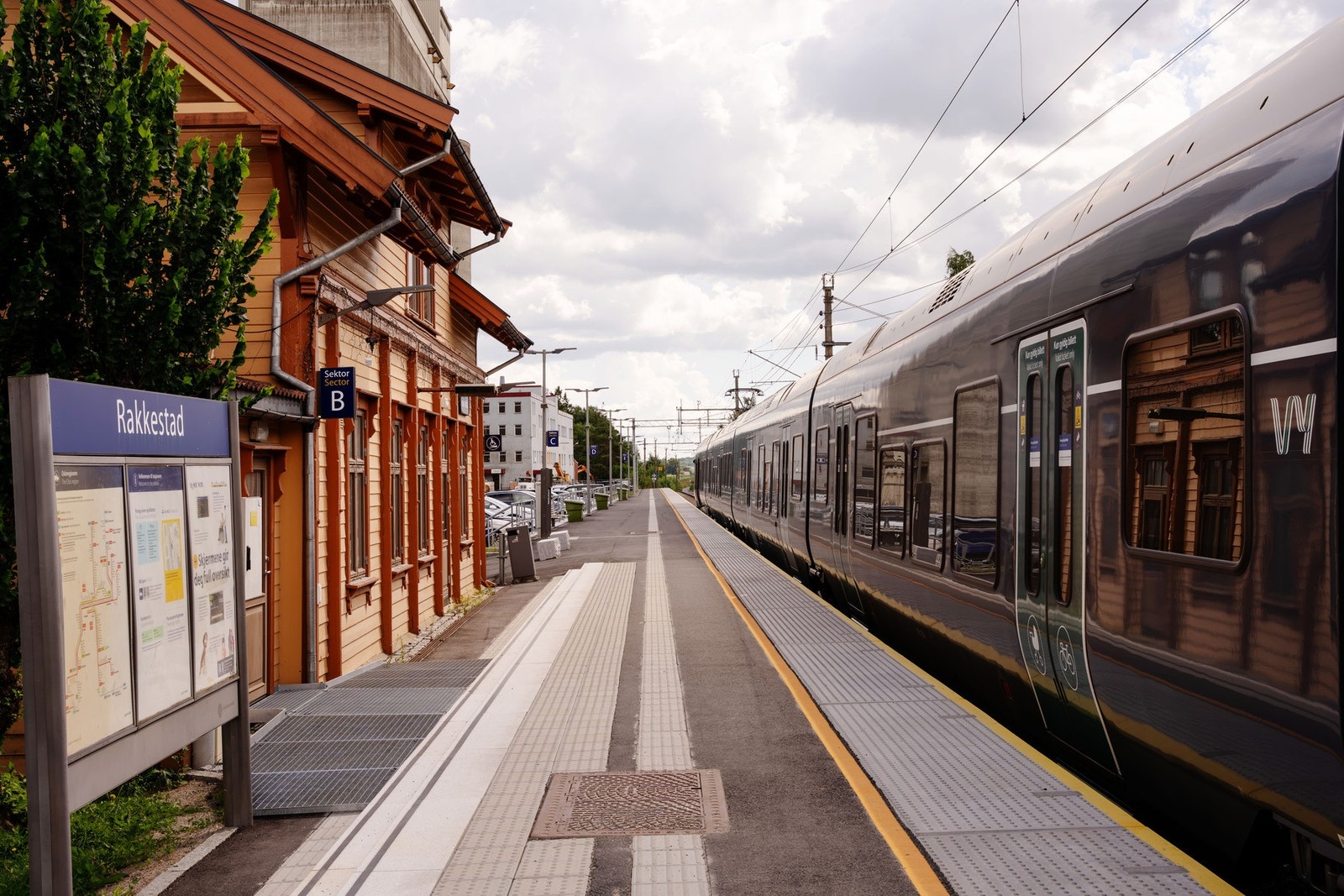 Fra Rakkestad stasjon går det tog hver time til Oslo Galleribilde