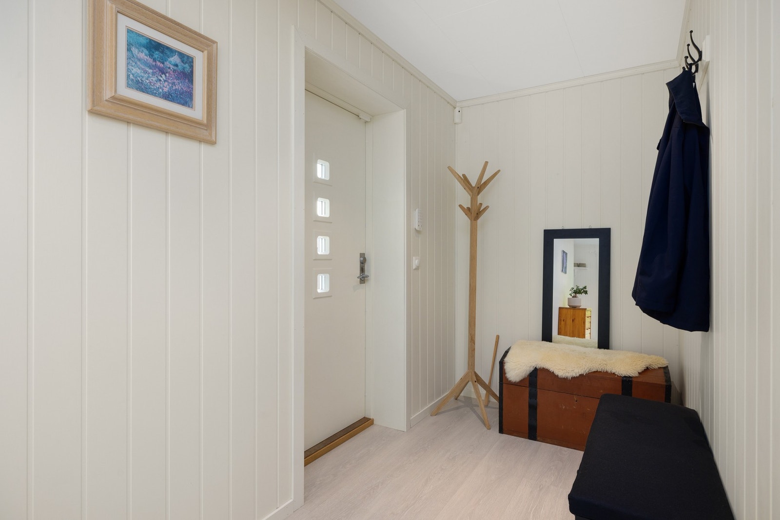 Lys og innbydende entré med plass til yttertøy og sko. Galleribilde