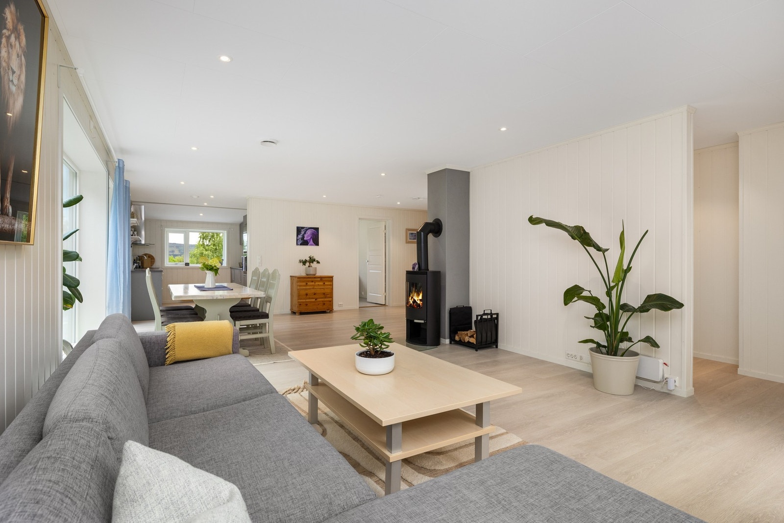Stuen har god plass til en romslig sofagruppe. Galleribilde
