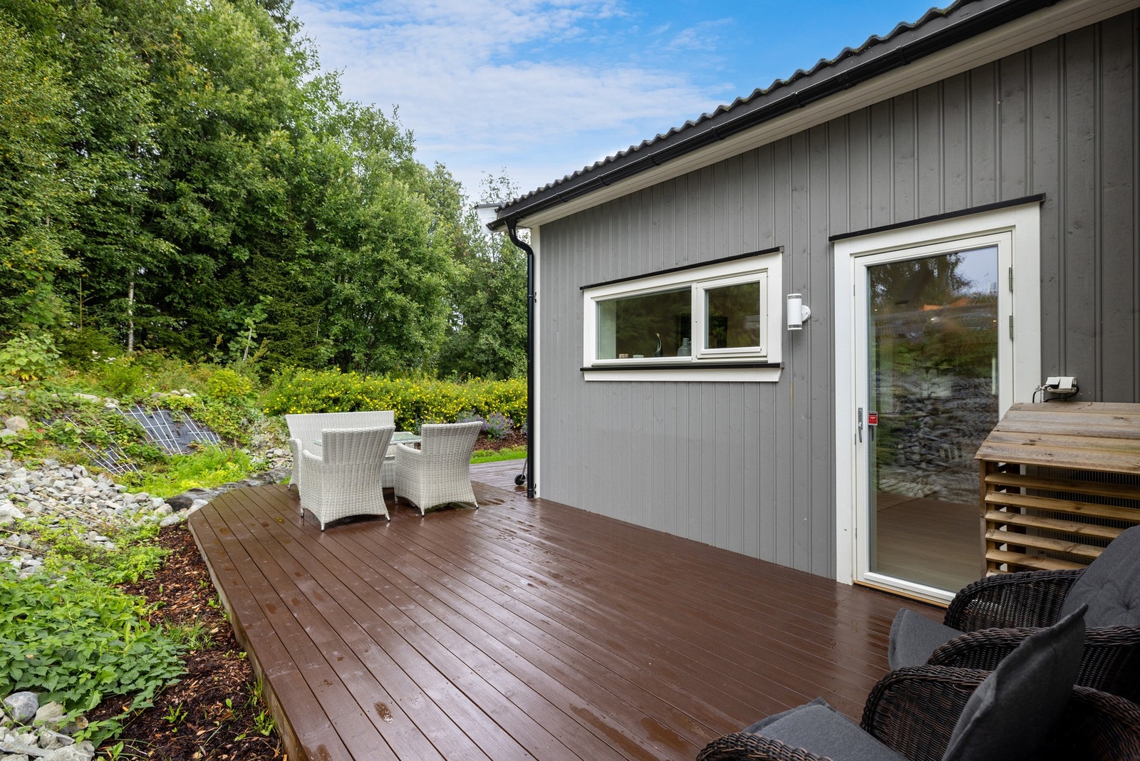 Terrasse med god plass til flere hyggelige sittegrupper. Galleribilde