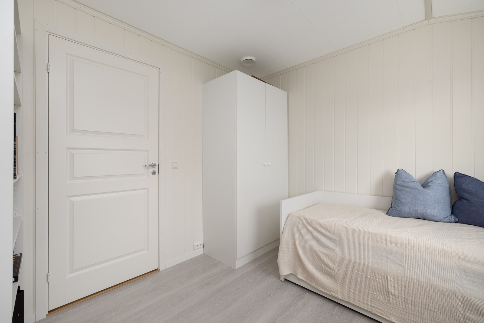 Praktisk garderobe gir gode oppbevaringsmuligheter. Galleribilde