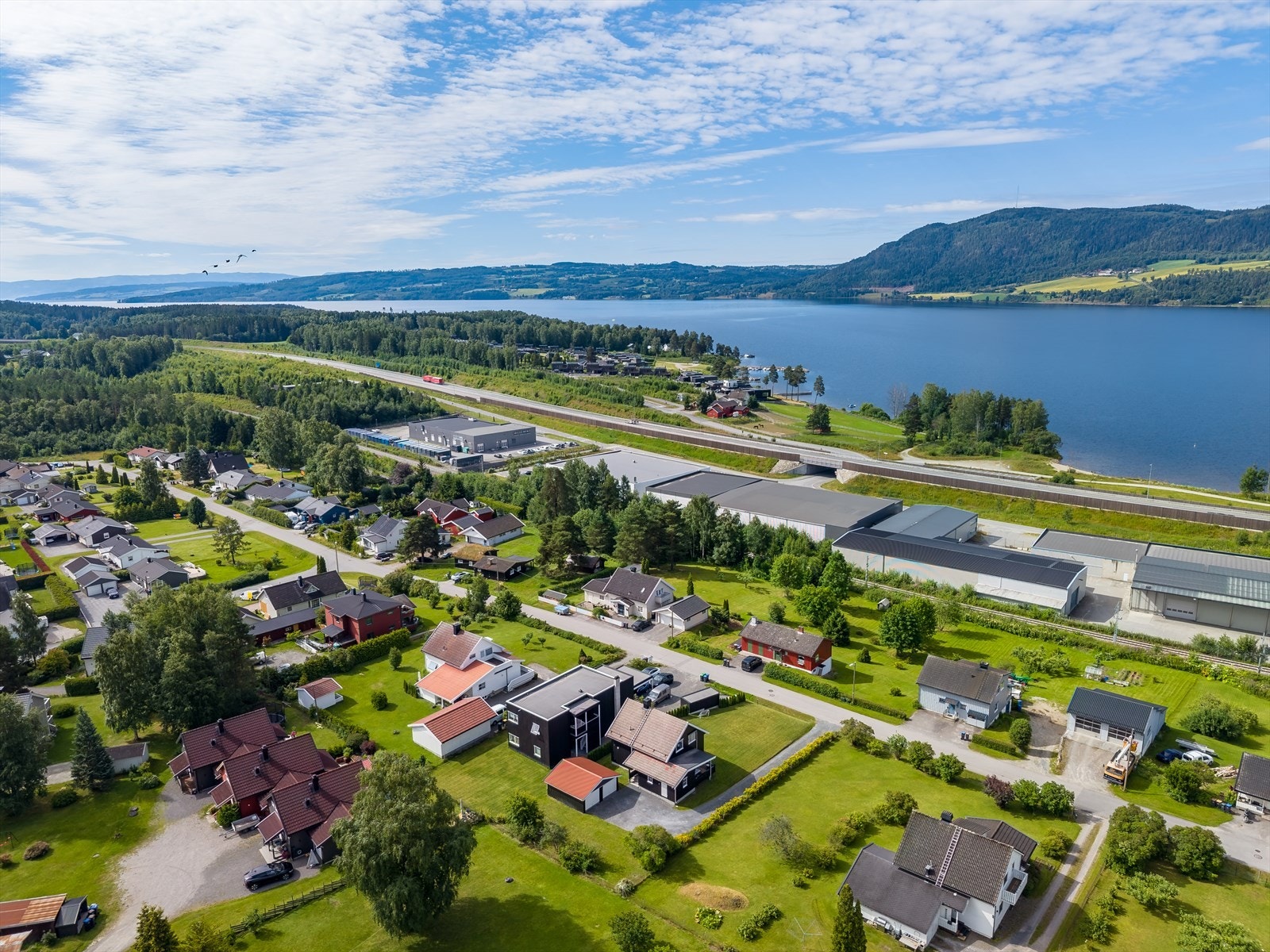 Beliggenheten gir nærhet til skoler, barnehager og servicetilbud i Brumunddal sentrum. Galleribilde