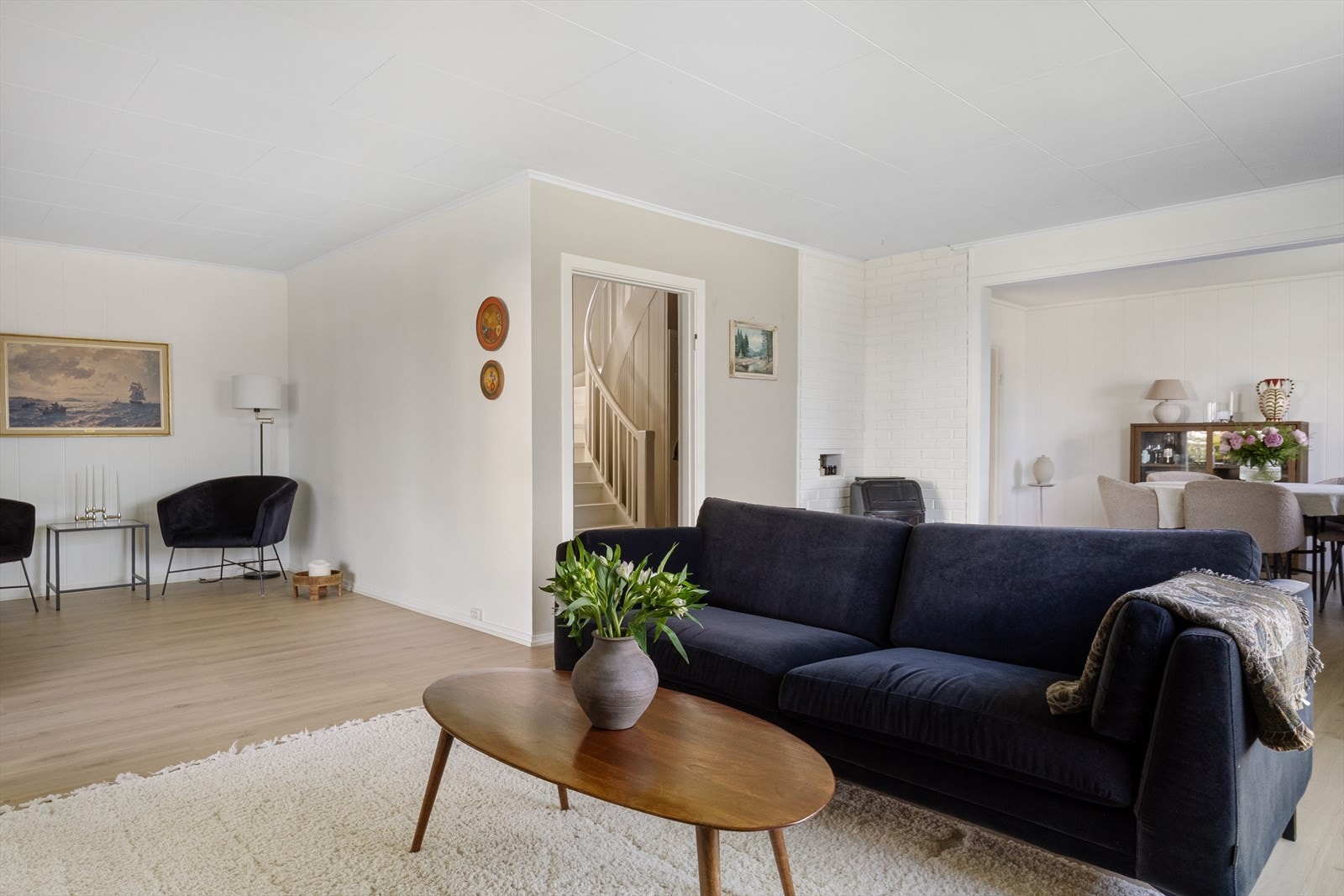 En lys og møbleringsvennlig stue med flere soner. Galleribilde