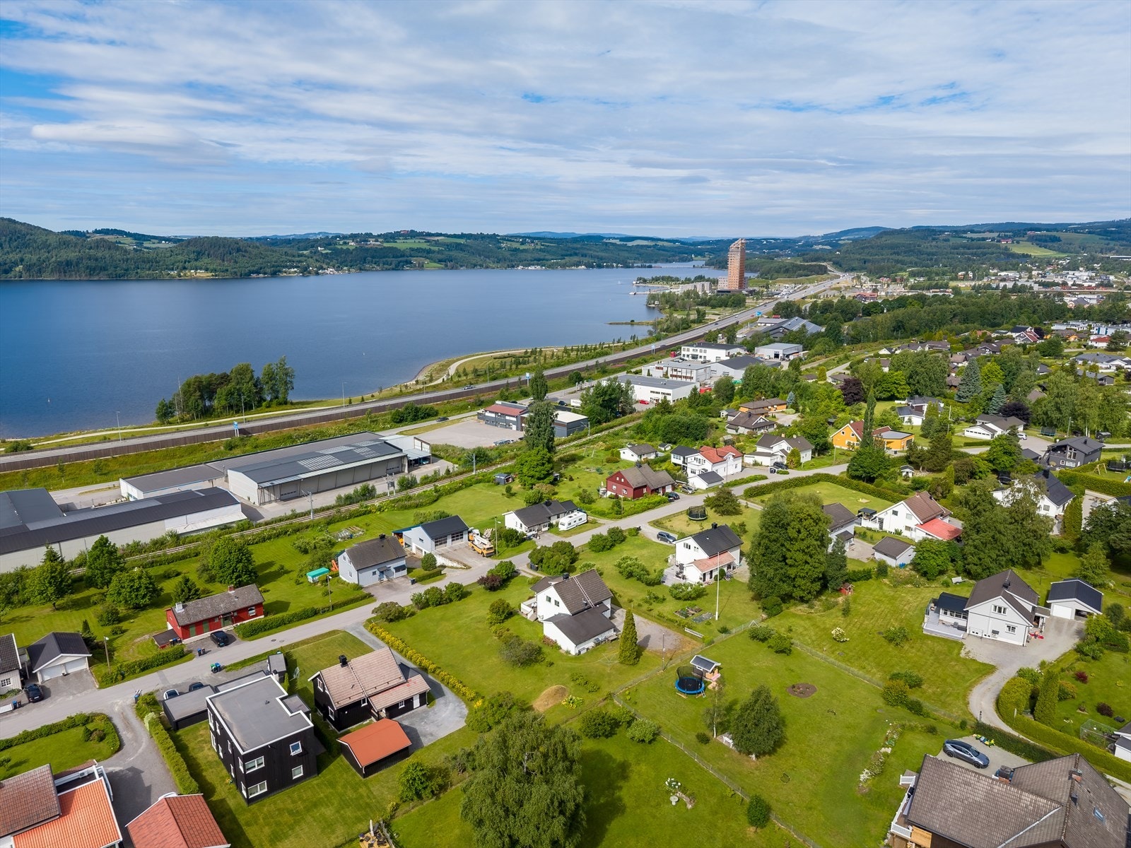 Eiendommen har fin beliggenhet i et veletablert og barnevennlig boligområdet i Brumunddal. Galleribilde
