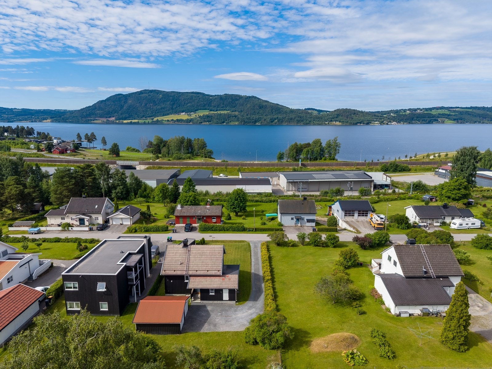 Dette er en bolig som kombinerer en rolig og familievennlig beliggenhet med flotte uteområder og nærhet til det meste Brumunddal har å tilby. Galleribilde
