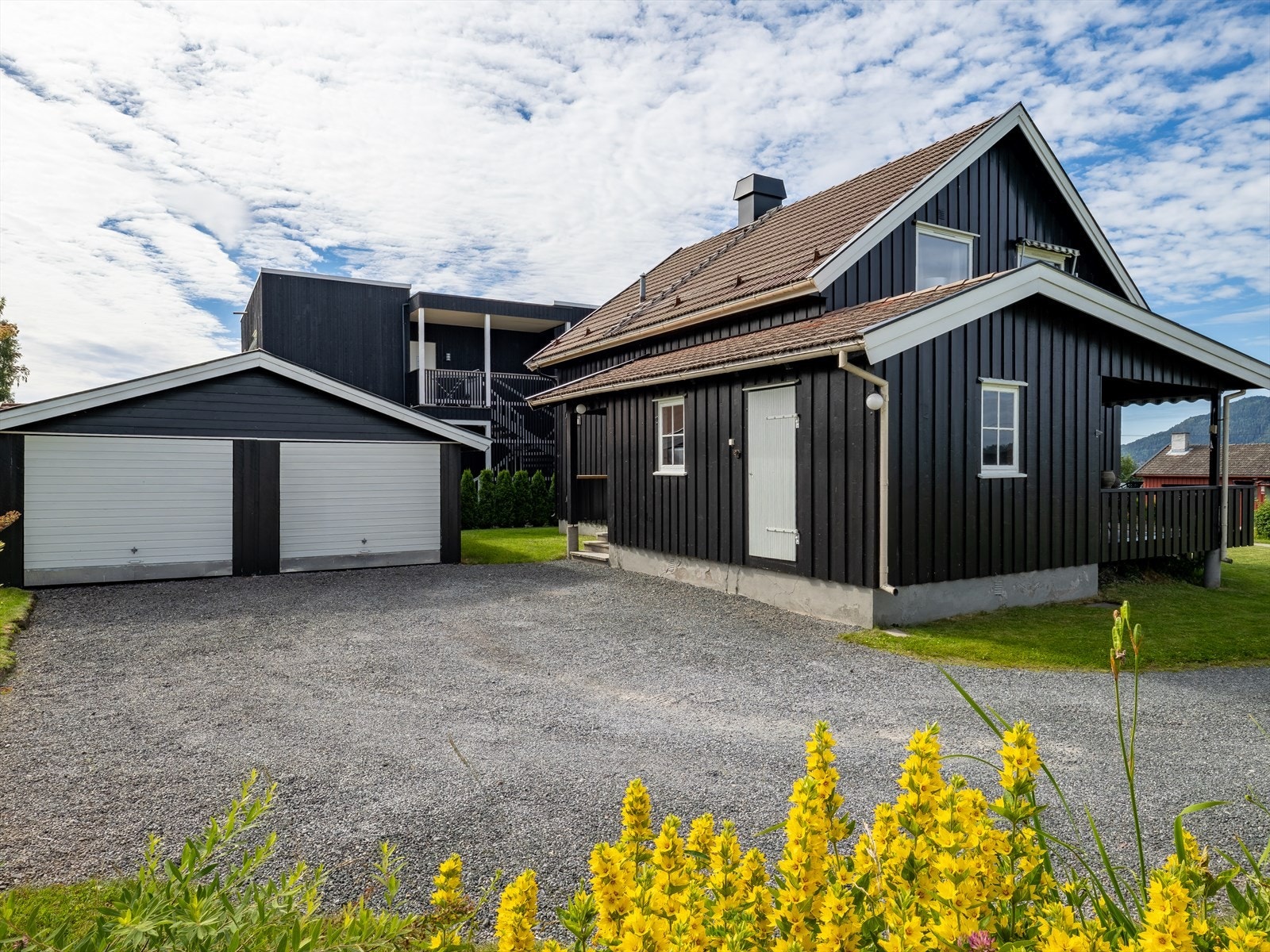 Dobbelgarasjen har to vippeporter for innkjøring til biloppstillingsplasser. Galleribilde