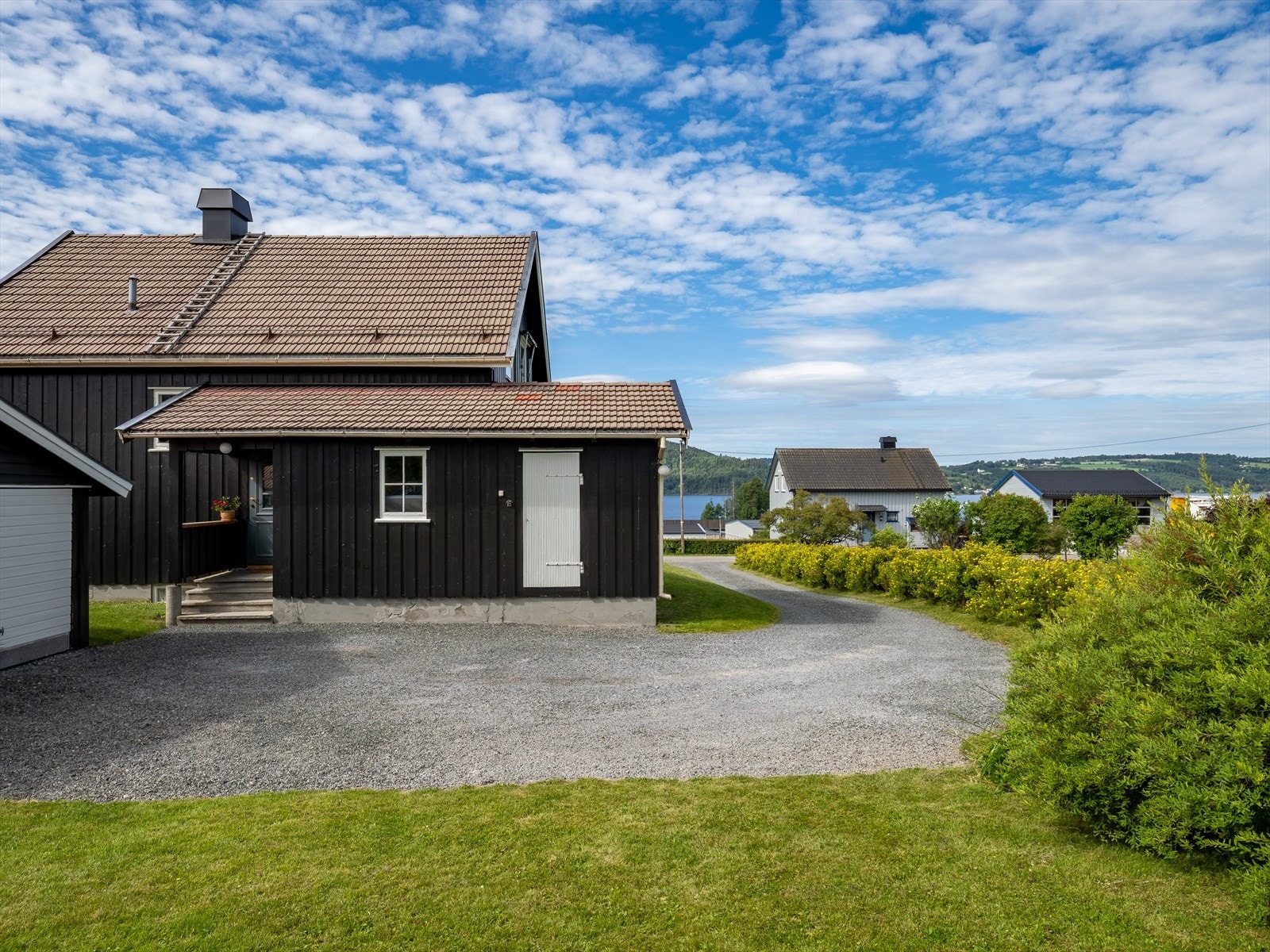 I tillegg har eiendommen to utvendige boder med egne adkomstdører, som gir gode muligheter for oppbevaring. Galleribilde