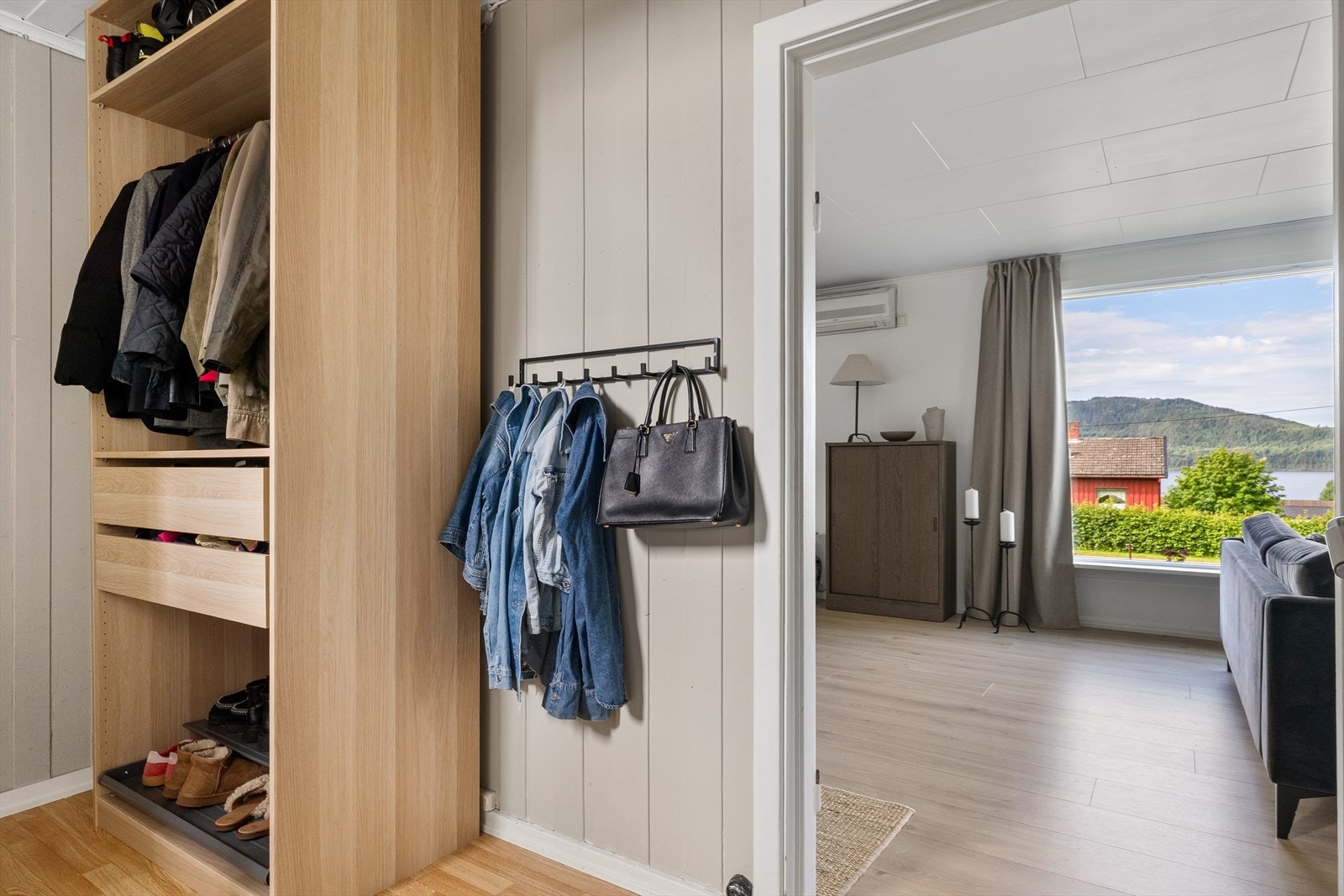 Her er det god plass til å sette fra seg sko og yttertøy. Galleribilde