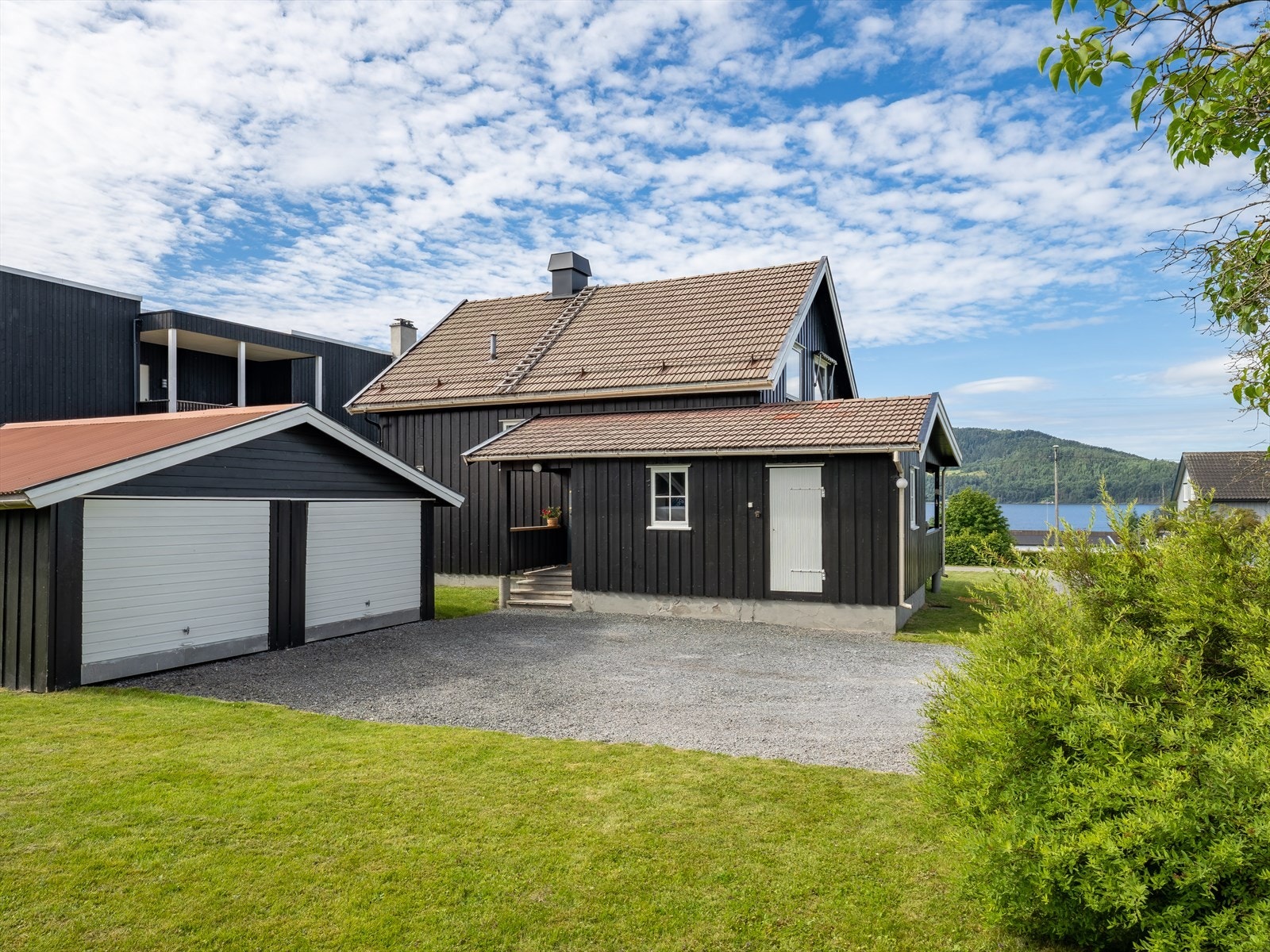 Eiendommen har en pent opparbeidet hage, dobbelgarasje og gode parkeringsmuligheter på egen tomt. Galleribilde