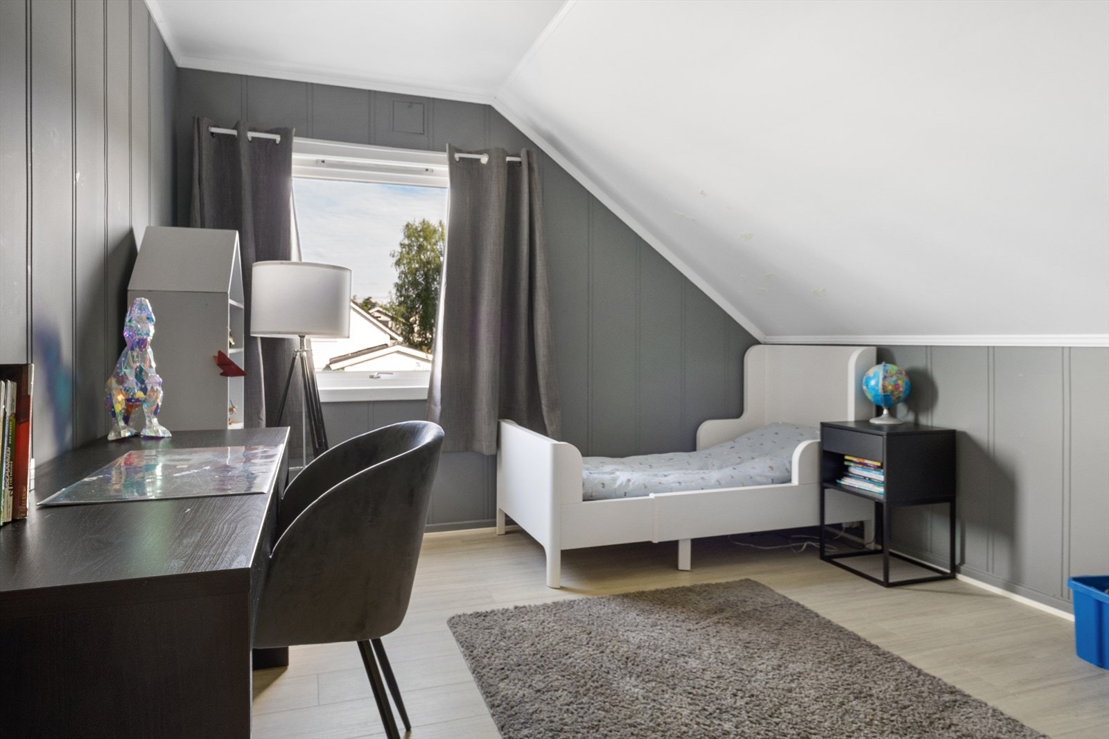 Ett av tre soverom i andre etasje, med plass til seng og skrivebord. Galleribilde